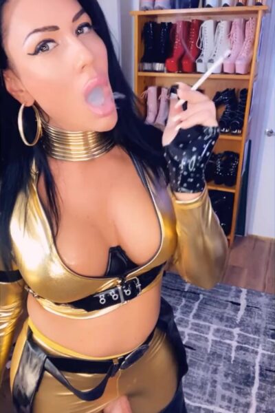 Une trans plantureuse fume et se branle dans un solo érotique